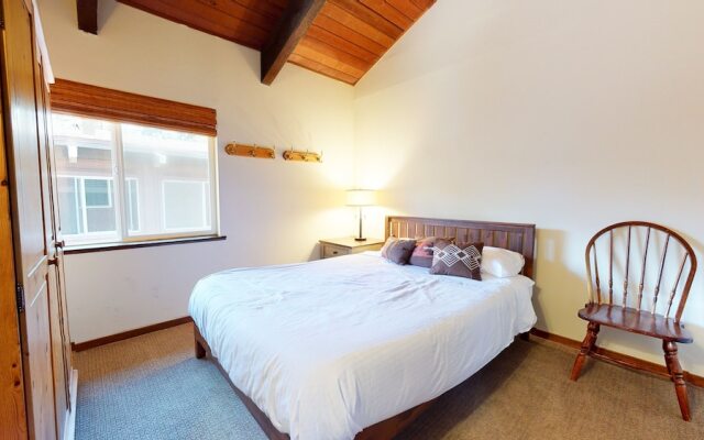 Mammoth Estates 113 Large Pet-Friendly Townhome, Walk to The Village, Private Washer Dryer by RedAwning