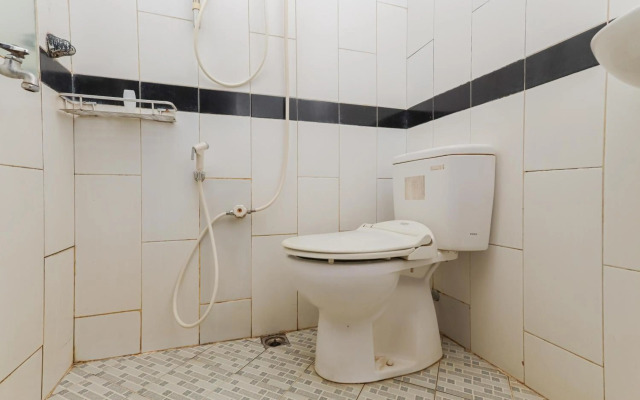 RedDoorz Syariah near Green Park Jatiwarna