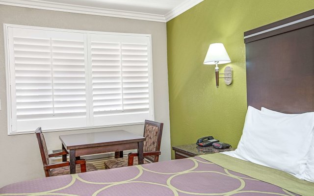 Elev8 Hotel Los Angeles LAX