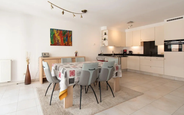 Comfy City Stay Near Sea