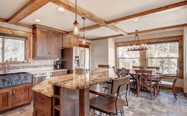 Mountain View Lodge 4 Bedroom Home by RedAwning