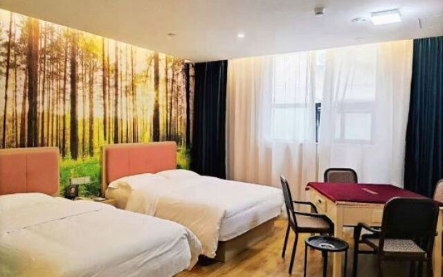 LUCK 7 Hotel (Yellow Crane Tower Shouyi Road Subway Station)