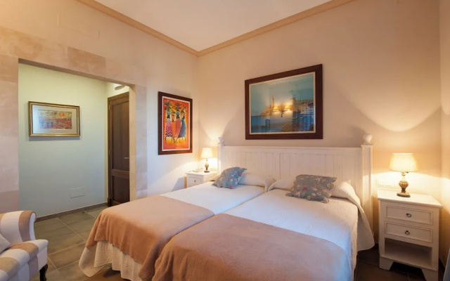Luxurious 6-bedroom Villa Just 10 Minutes From the Beach