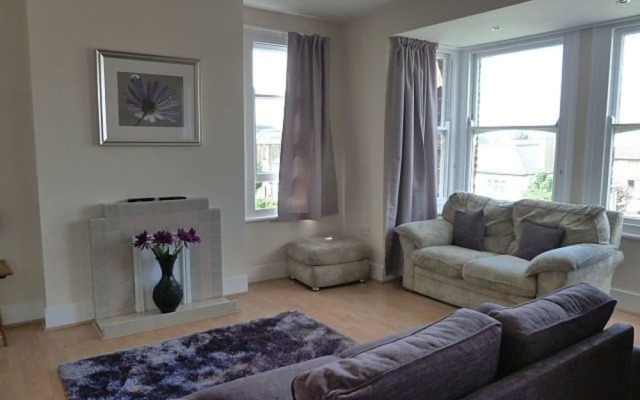 Light, Spacious 2 bed 2 Bath Flat. Sleeps 2-8