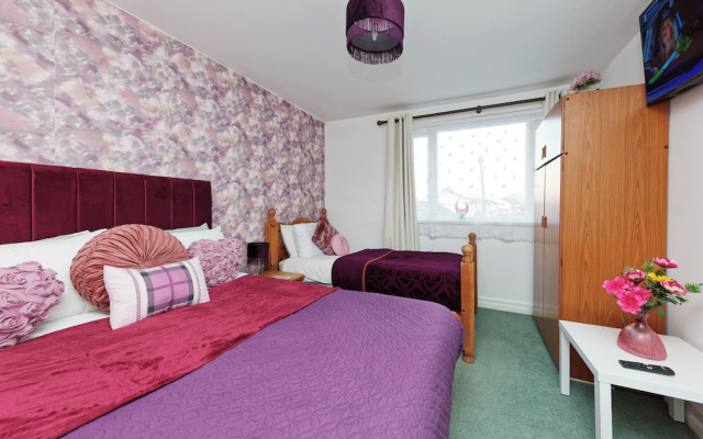 House Sleeps 14 With Enclosed Garden