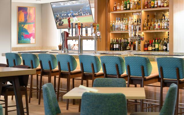 Holiday Inn & Suites Oakland Airport by IHG