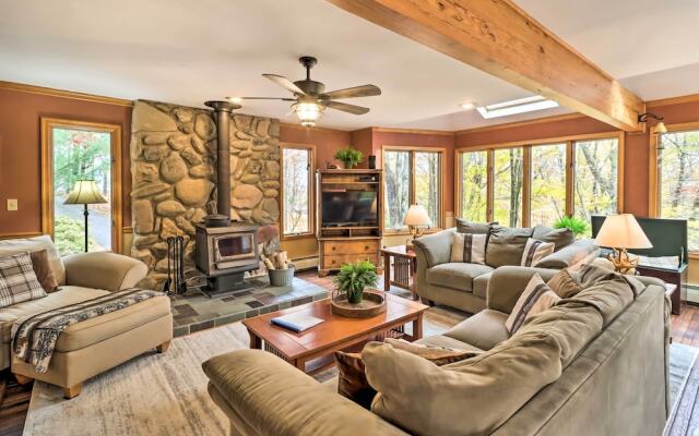 Outdoor Theater, Deck & Fire Pit: Poconos Retreat