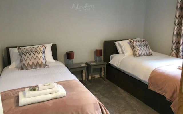 Sea & Mountain View-garden-wi-fi-parking- Sleeps 4