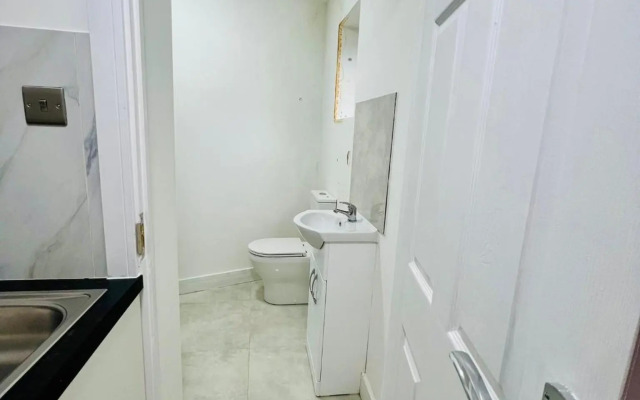 OYO The Bridge House Hotel