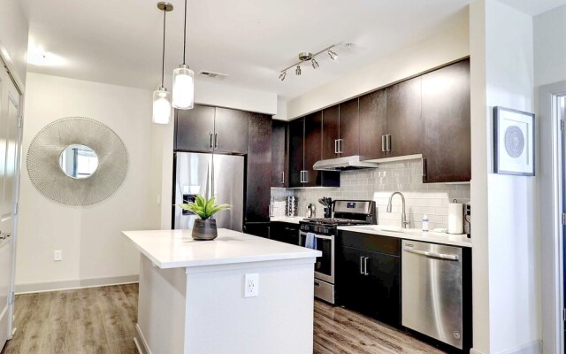Rooftop Pool with Views-King Beds-Parking 1123