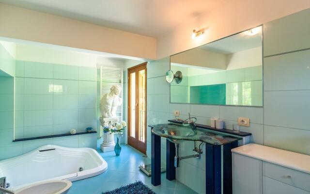 Villa With Private Pool and View of the Lake