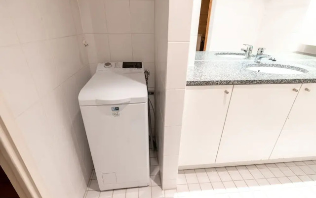 2ndhomes Top Floor 3BR Apartment w Sauna