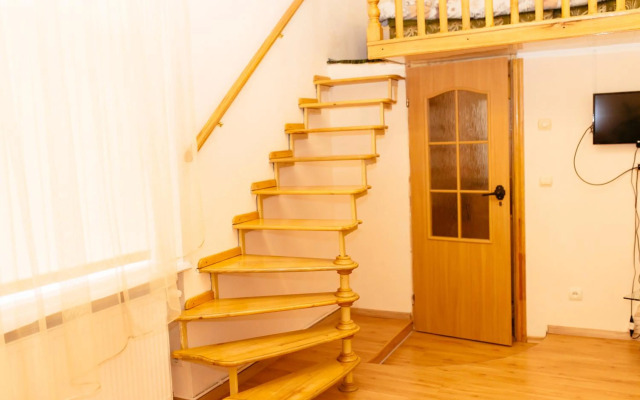 Біля цирку (Near the circus)