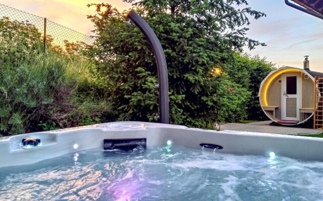 Amazing Home in Zagreb With 4 Bedrooms, Wifi and Jacuzzi