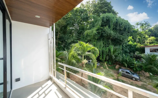 Vibrant Beach Life at Kata Villa UTK4