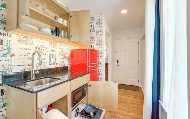 Walk to Gathering Place & Brookside: Tulsa Studio