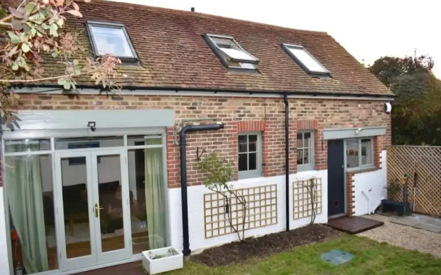 Cosy 2 Bedroom House With Parking