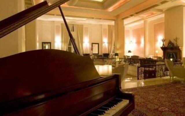 Comer Ionian Palace