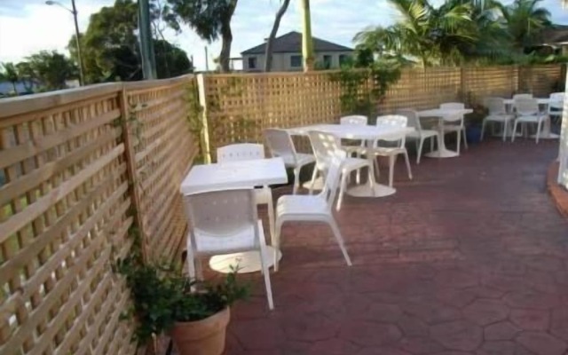 Lake Haven Motor Inn & Palms Restaurant
