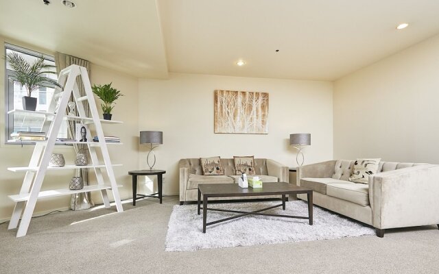 QV Spacious Bright Apartment with Balconies and Parking - 932