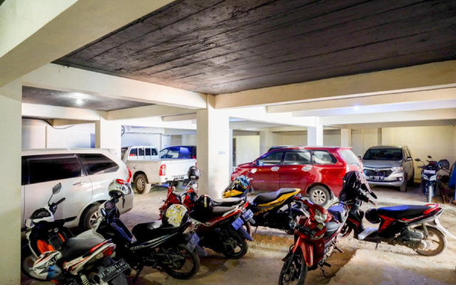 RedDoorz Plus near Hotel Benua Kendari