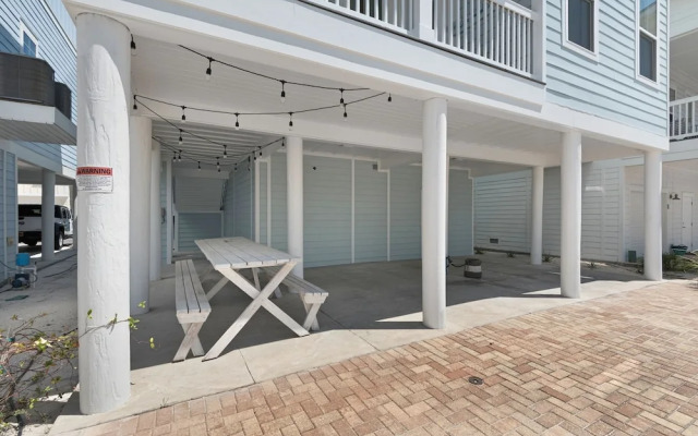 Bay Side 4 Bedroom Home by RedAwning