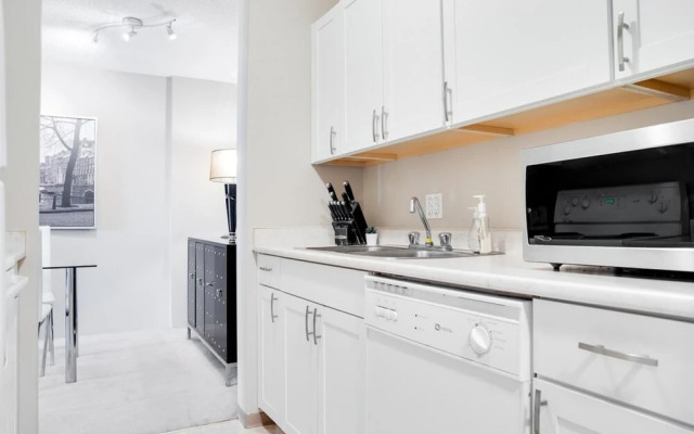 Stylish and Cozy Eau Claire 2BR With Gym Coffee