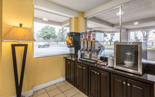 Econo Lodge Byron near Historic District - Warner Robins