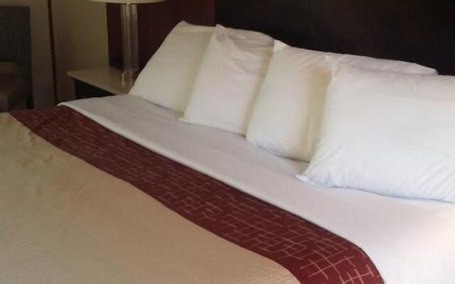 HomeTowne Studios by Red Roof Athens, TN