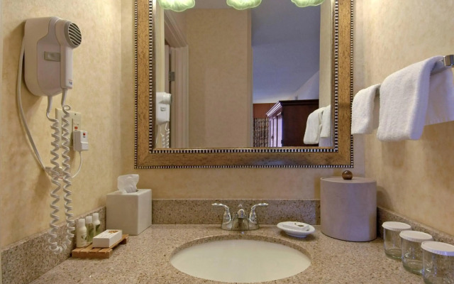 Crowne Plaza Edison by IHG