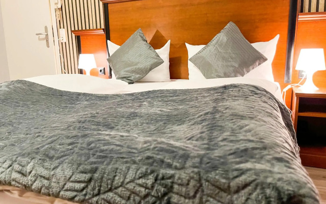 City Hotel West