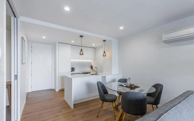 Stylish Apt With Balcony And Full Amenities