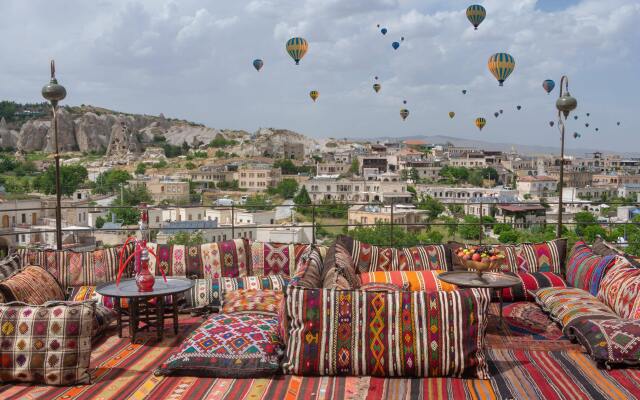 Hera Cave Suites
