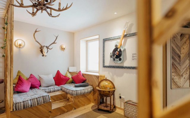 DMG - 'Funky First Floor' Unique Mountain Apartment