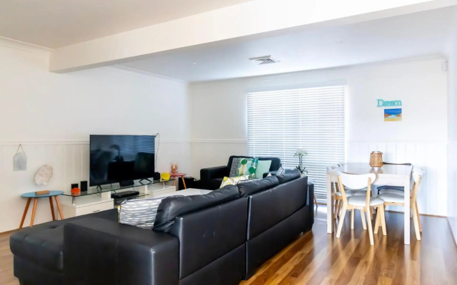 Cockatoo House – Guest Rooms – Sussex Inlet
