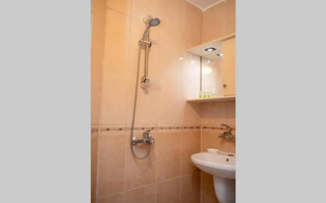 Convenient 1-Bedroom Flat next to Harmanite Beach