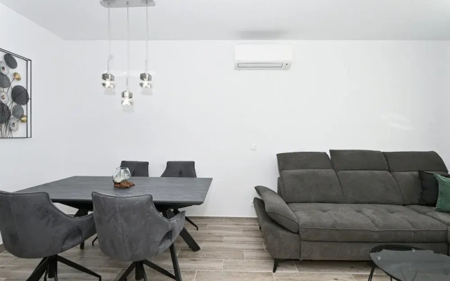 Stylish Kaštela Apartment With Modern Amenities and Free Parking
