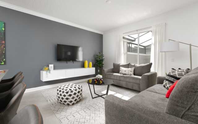 Chic townhouse with private pool near Disney