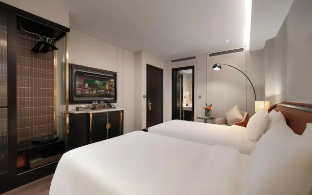 Le Premier Hotel & Rooftop Bar