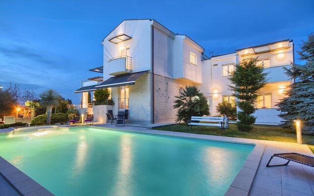 Villa Aylin, 5-bed, Next to the sea