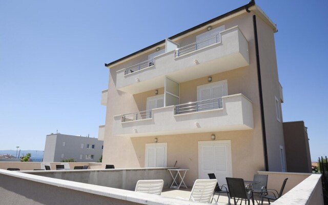 Beautiful Apartment in Podstrana With Wifi