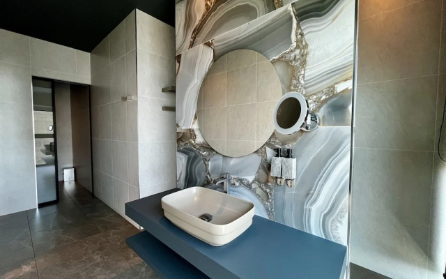 128 LIM - 2002 Stay Only Tower Suite