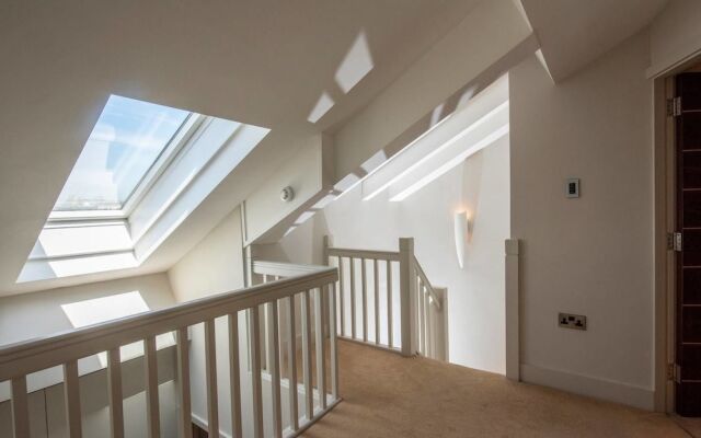 Amazing Spacious 2 Bed Duplex Penthouse w/ Balcony