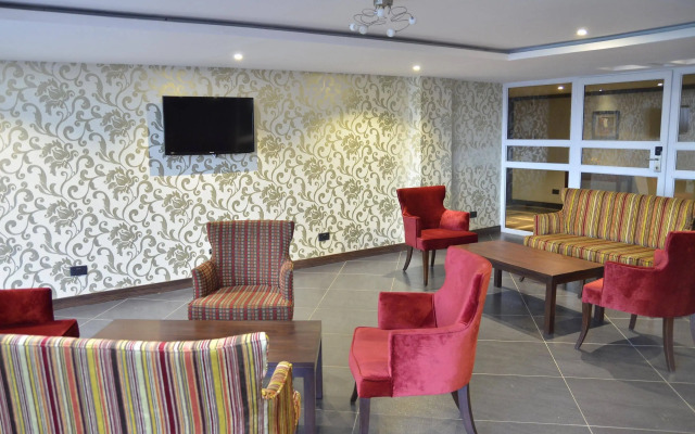 Cloud Hotel & Suites
