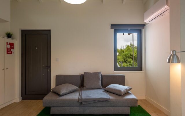 Mezzanine Stylish Apartment P by Vacationy