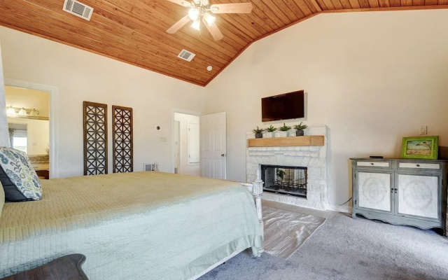 Palatial Spicewood Home and Cabin by RedAwning