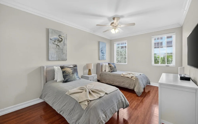 Daisy Townhouse  Steps from The Beach