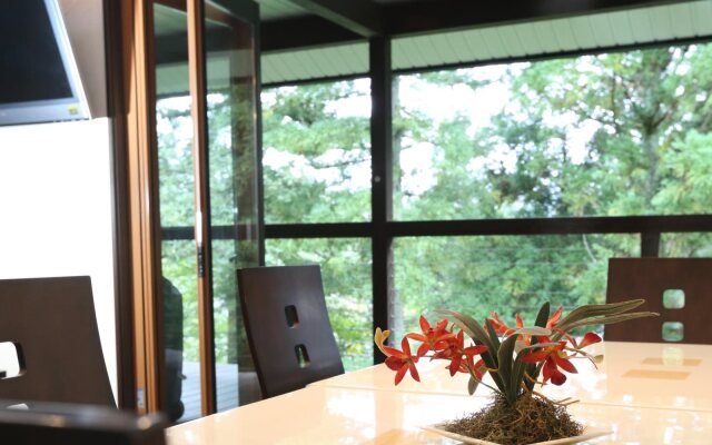 Bears Den Mountain Lodge