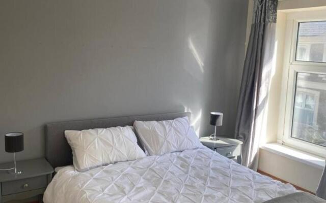 Lovely 3 bedroom house with garden and parking