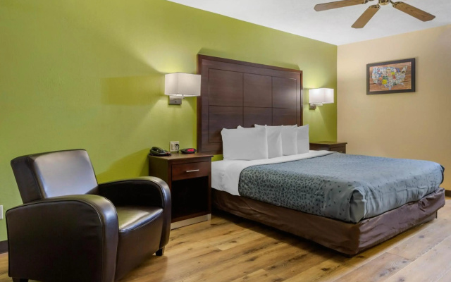 Econo Lodge West - Coors Blvd